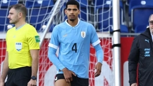 Ronald Araújo sufrió una lesión durante un partido amistoso con Uruguay. Foto: DAZN