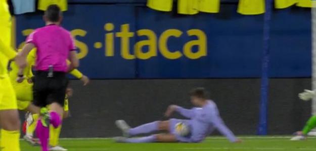 Gerard Piqué taponó un claro intento de gol de Danjuma con la mano. Foto: Getty