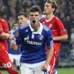 Klaas Jan Huntelaar celebra un gol con el Schalke 04