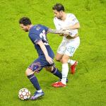 Leo Messi y Bernardo Silva pelean un balón. Foto: Taipei Times