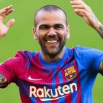 Alves apuesta por seguir un año más en el Barcelona
