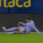 Gerard Piqué taponó un claro intento de gol de Danjuma con la mano. Foto: Getty
