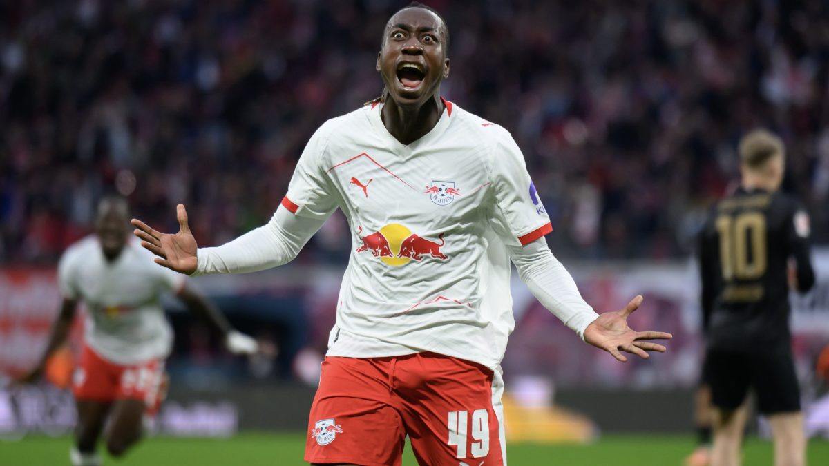 Yan Diomande celebra un gol anotado con el RB Leipzig