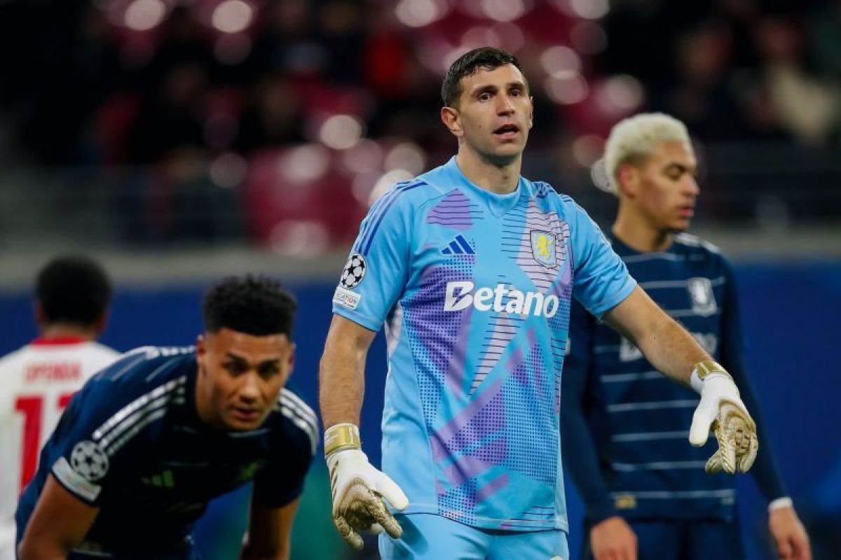 Emiliano Martínez was close to joining Juventus this summer / Aston Villa