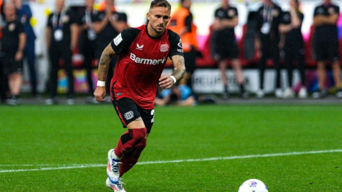 Aleix García lanza un penalti con el Bayer Leverkusen