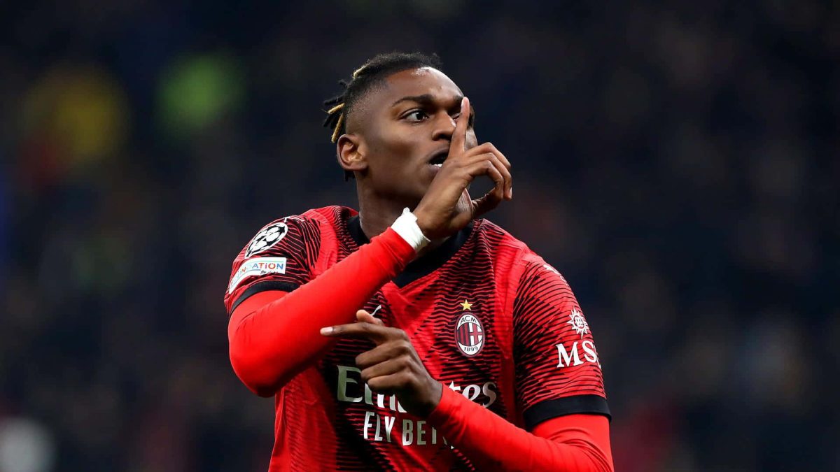 Rafael Leao celebra un gol con el Milan