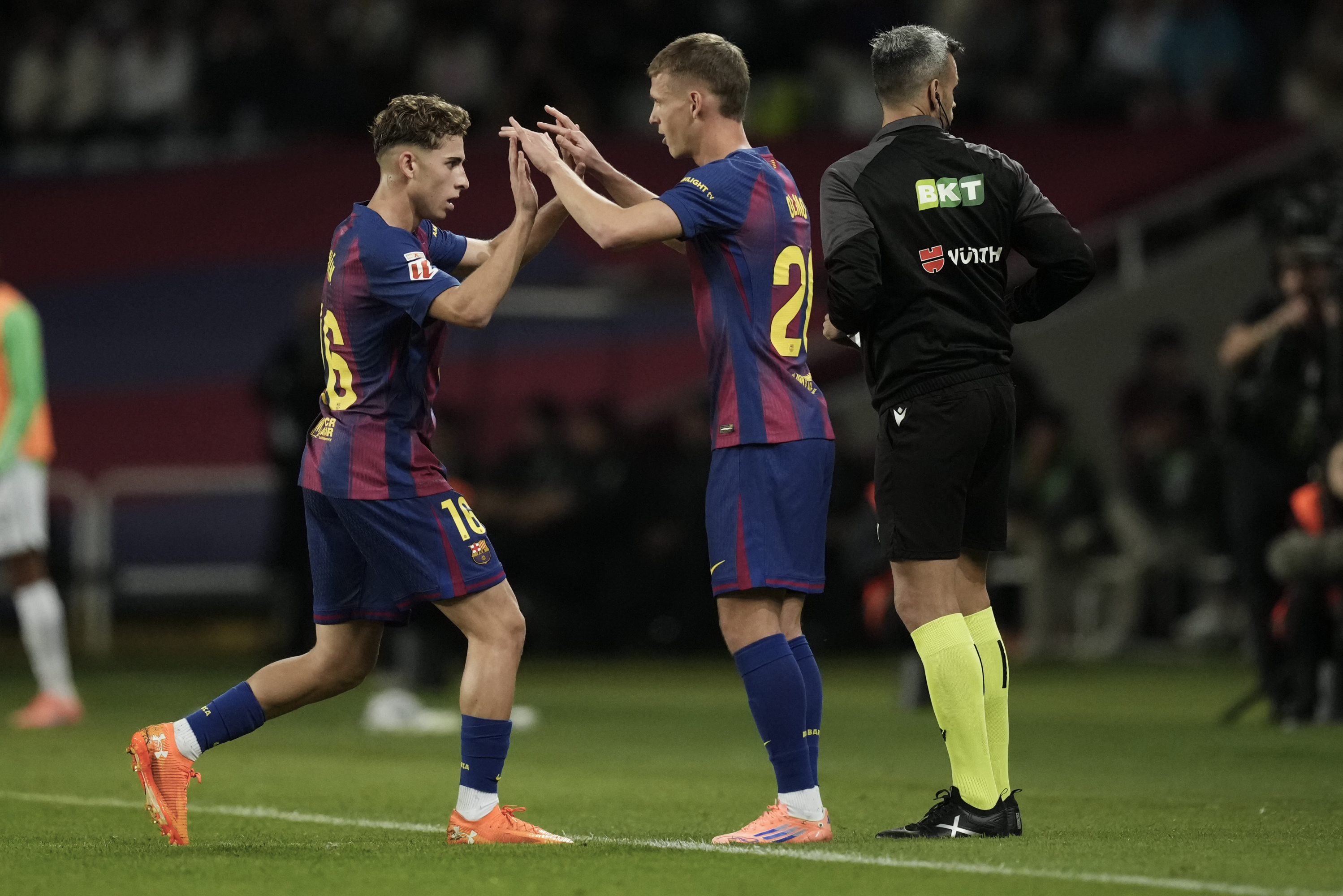 Dani Olmo y Fermín, en una sustitución / EFE