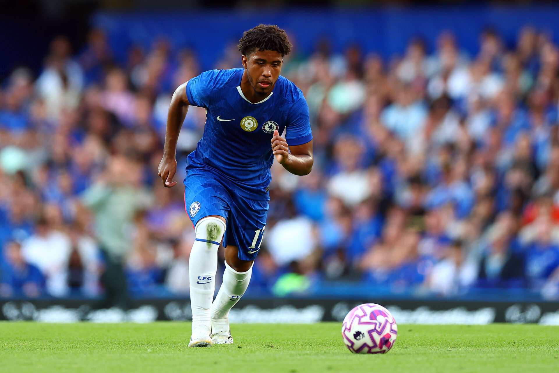 Andrey Santos abandona el Chelsea rumbo al Manchester United / Getty Images