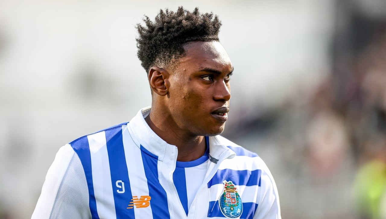 El Barcelona piensa en Samu Aghehowa