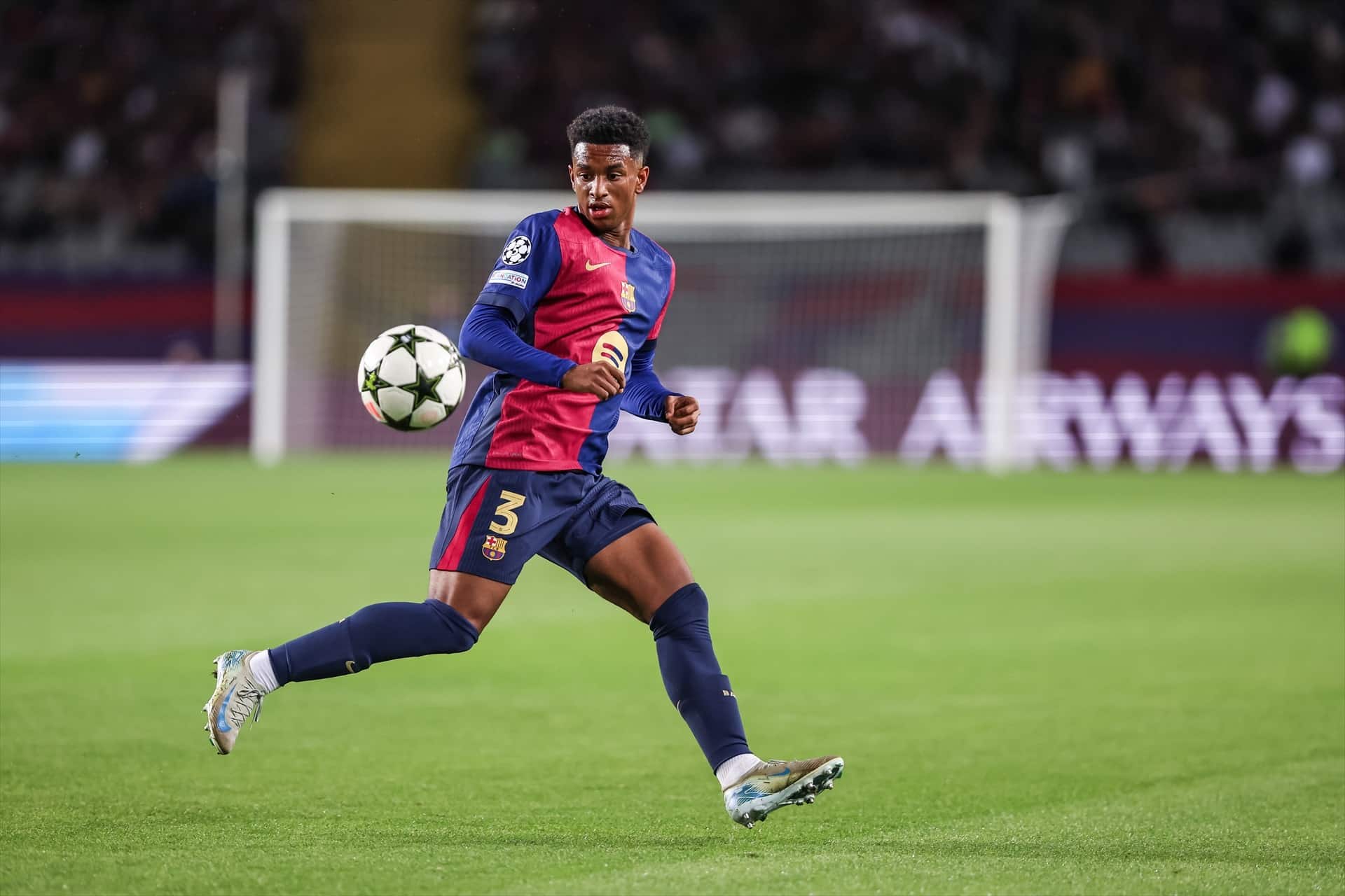 Alejandro Balde, en un partido de Champions / Europa Press