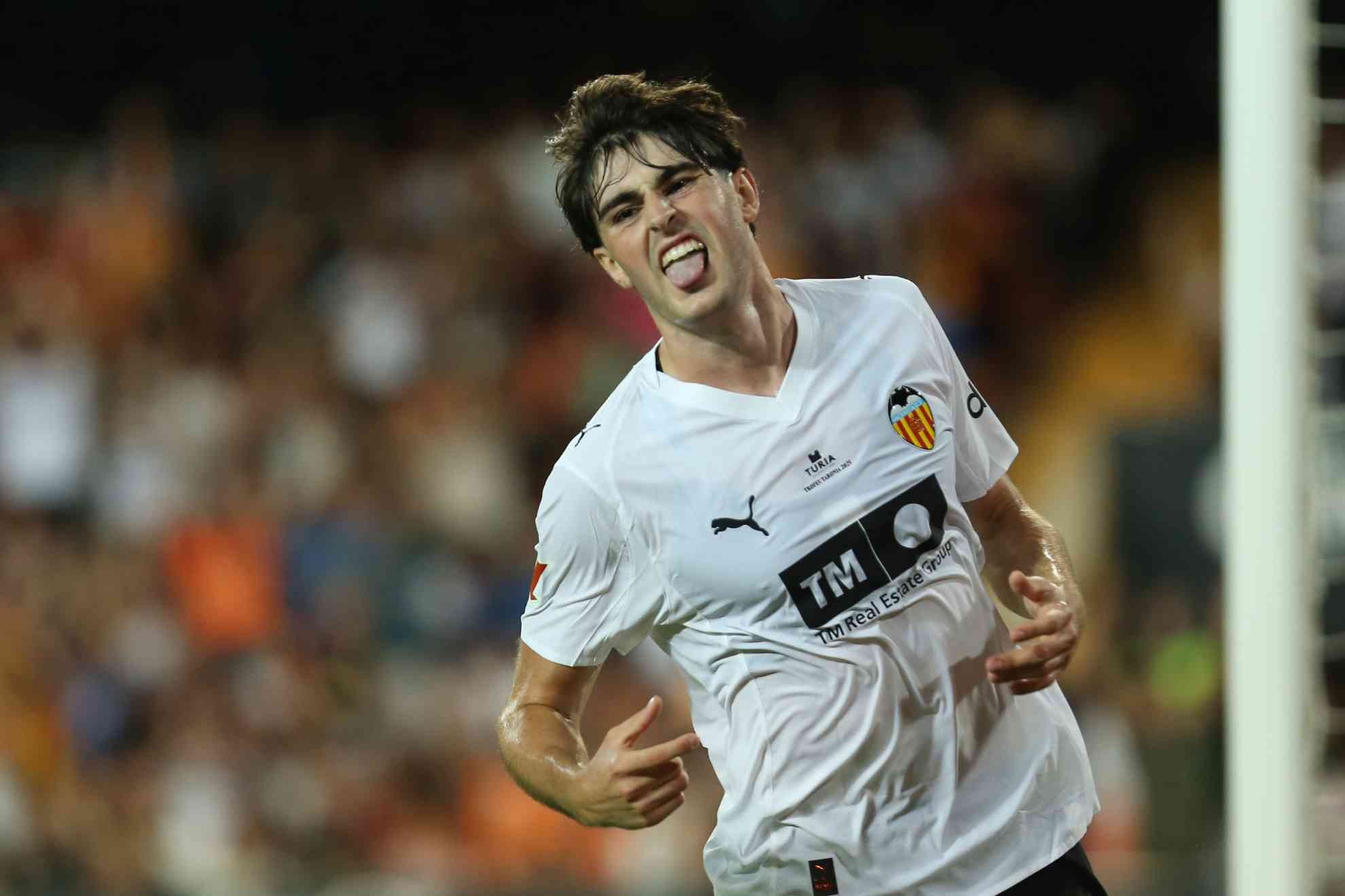 Javi Guerra celebra un gol con el Valencia