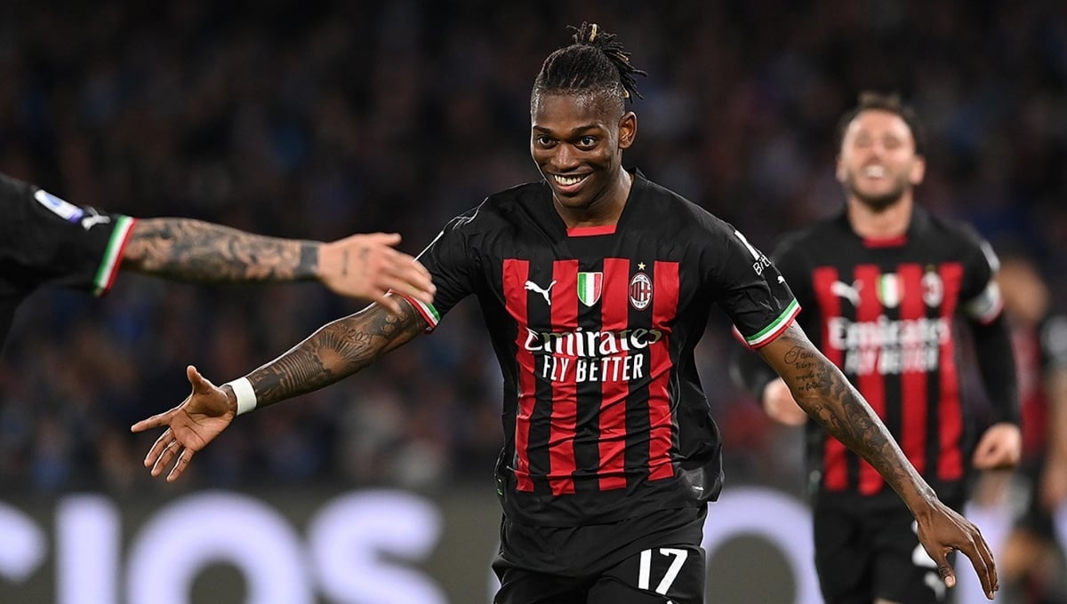 Leao has one foot out of Milan