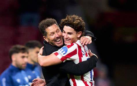 Simeone abraza a Julián en un partido del Atlético / EFE
