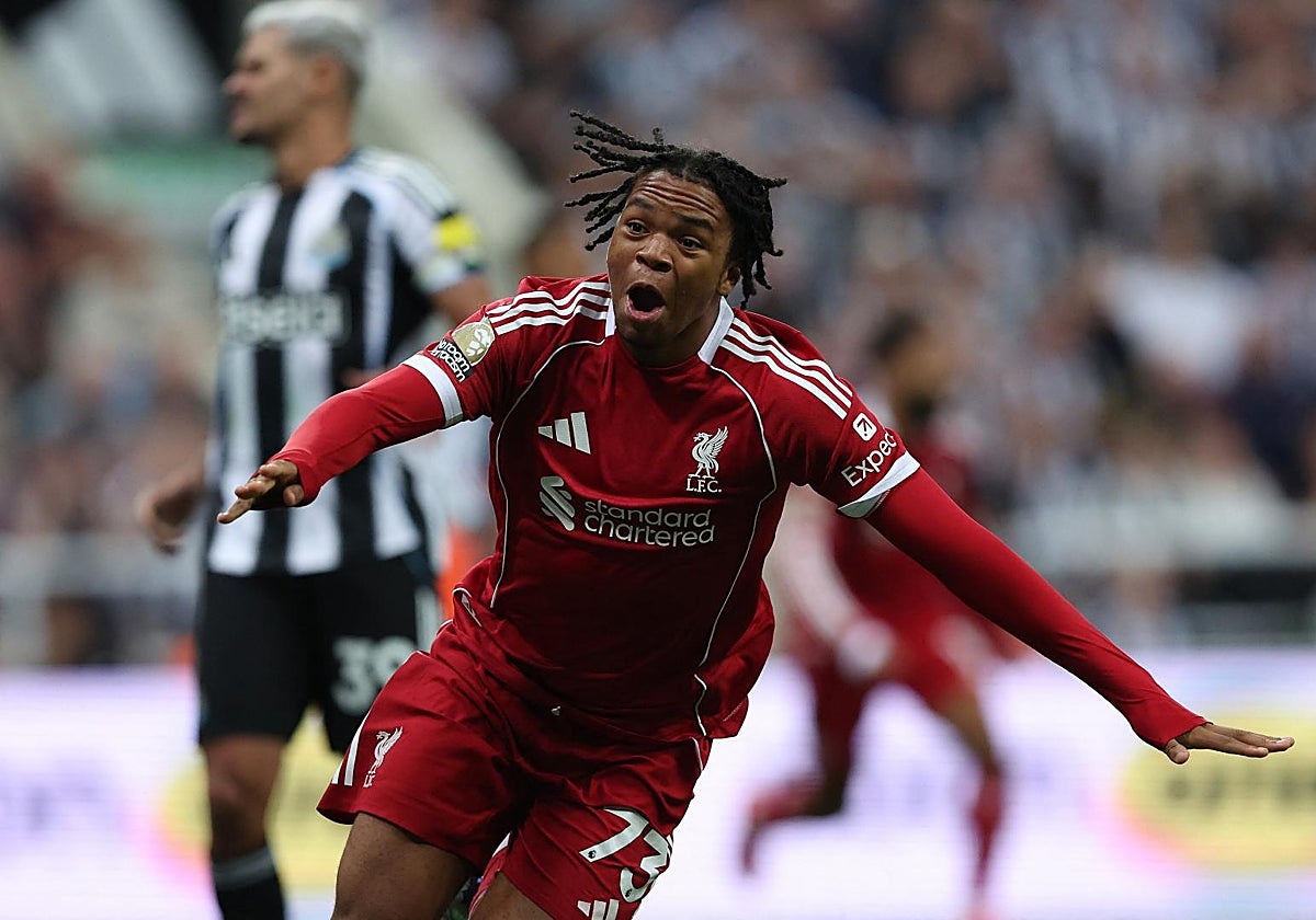rio Ngumoha explota en el Liverpool
