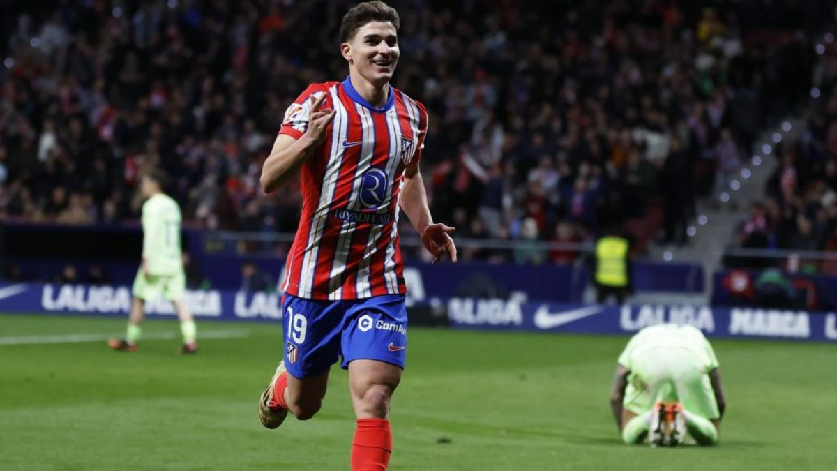 Julián Álvarez celebra un gol marcado con el Atlético de Madrid