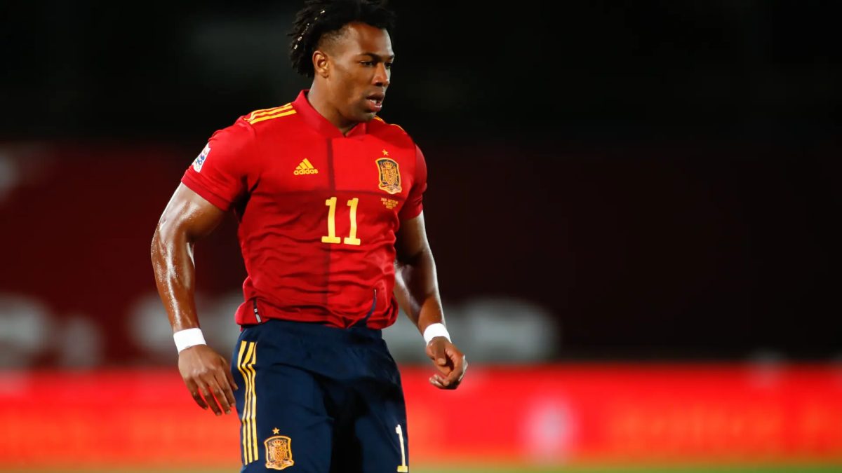 Adama Traoré durante un partido con la selección española