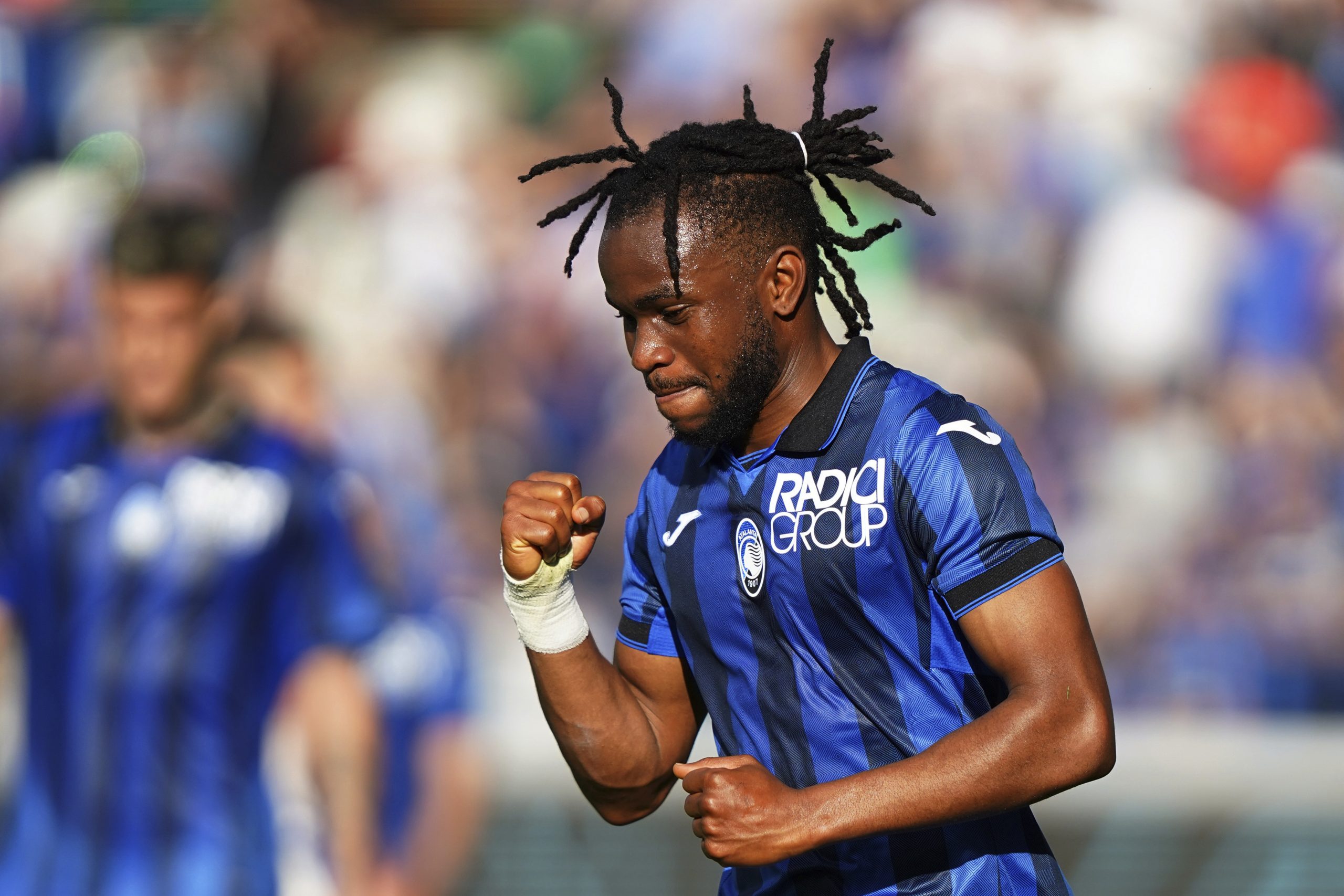 Ademola Lookman celebrando un gol