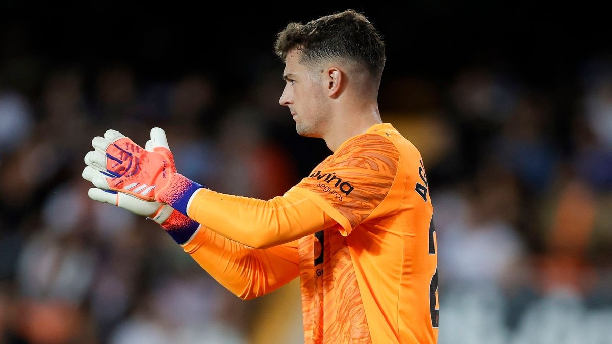 Julen Agirrezabala, cerca del Racing de Santander