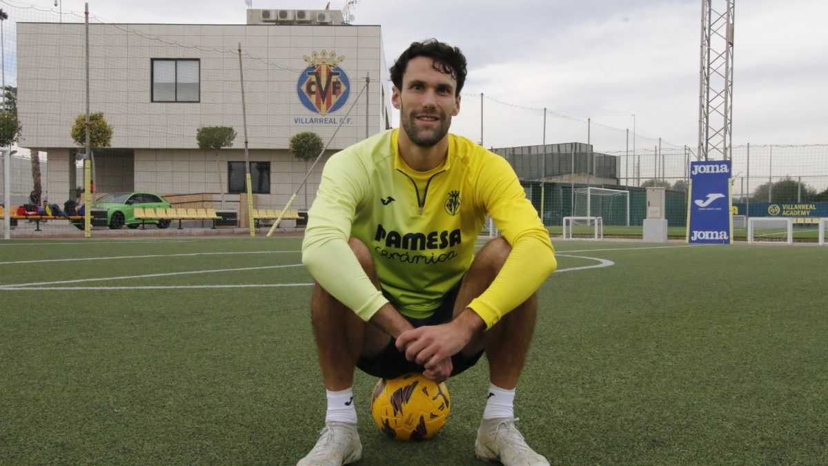 Alfonso Pedraza posa con los colores del Villarreal