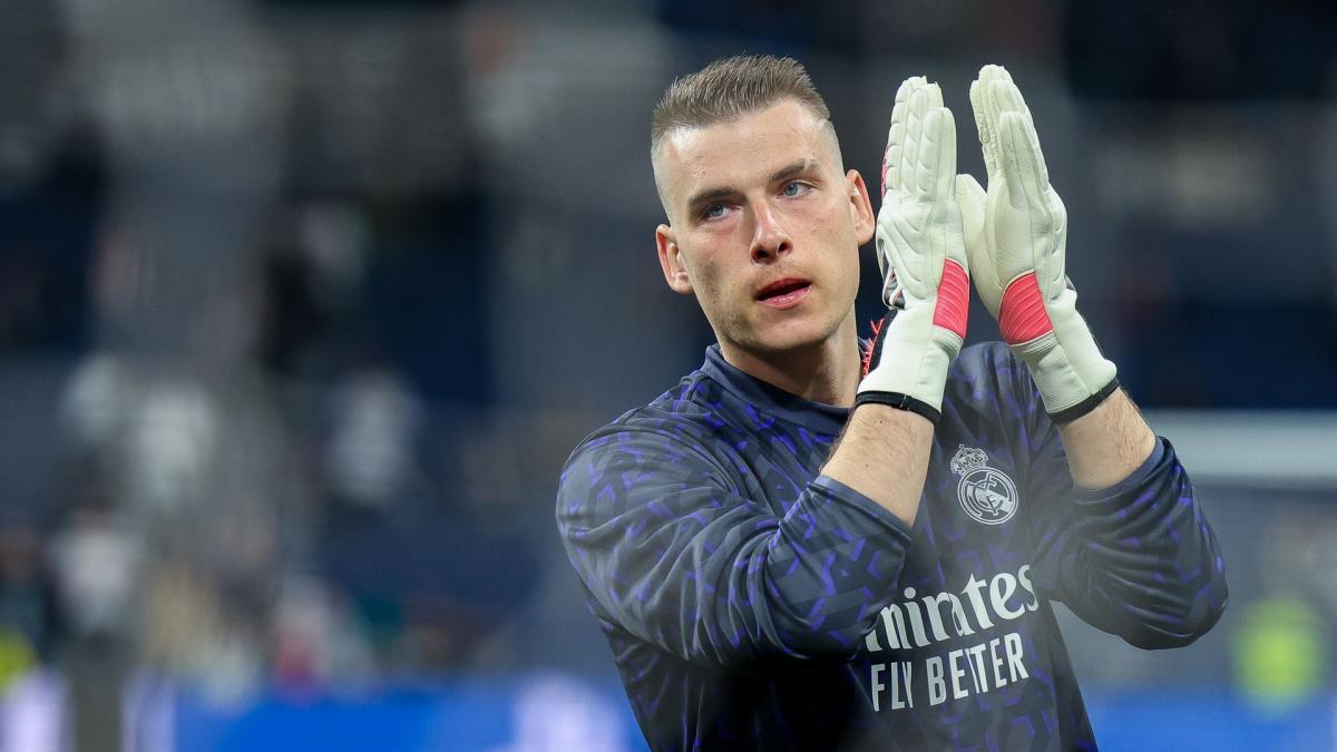 Andriy Lunin applauding fans during a Real Madrid match