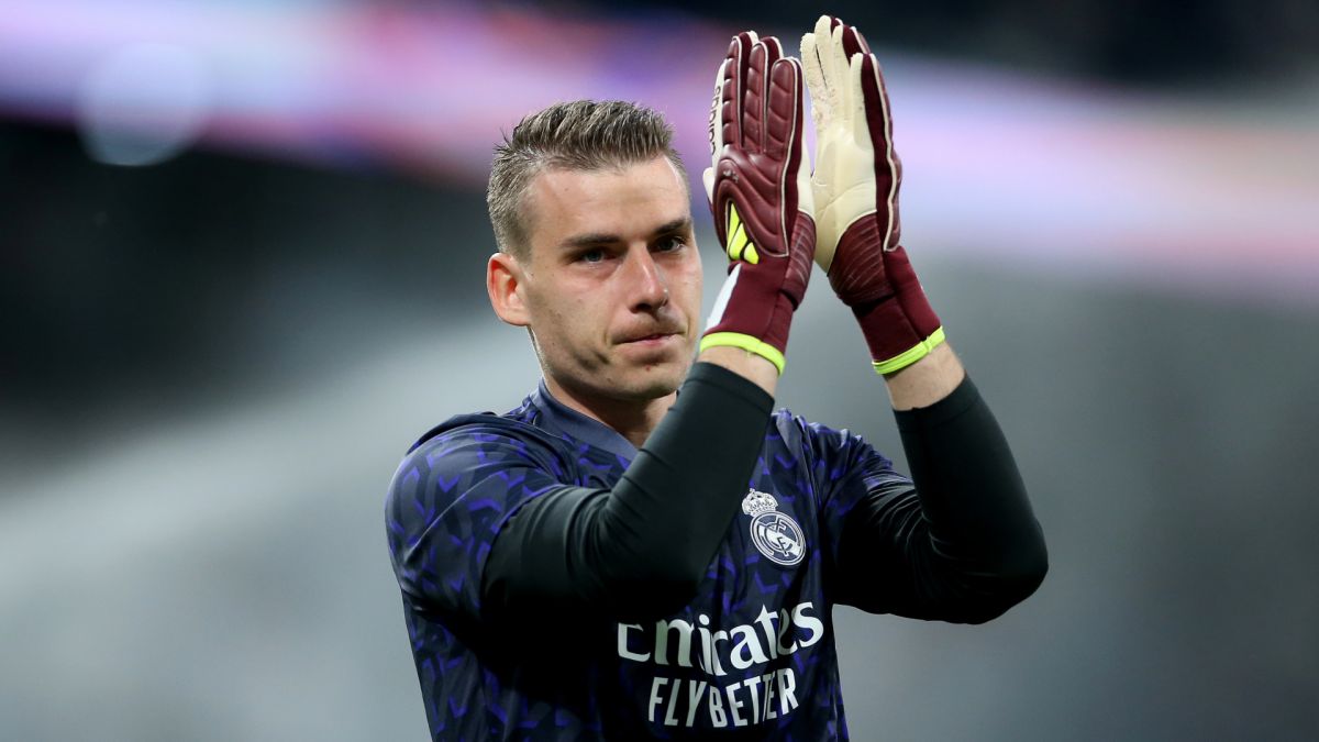 Andriy Lunin aplaude a los aficionados durante un partido del Real Madrid