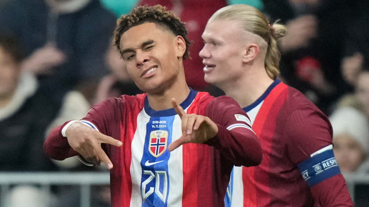 Antonio Nusa celebra un gol con Noruega junto a Haaland