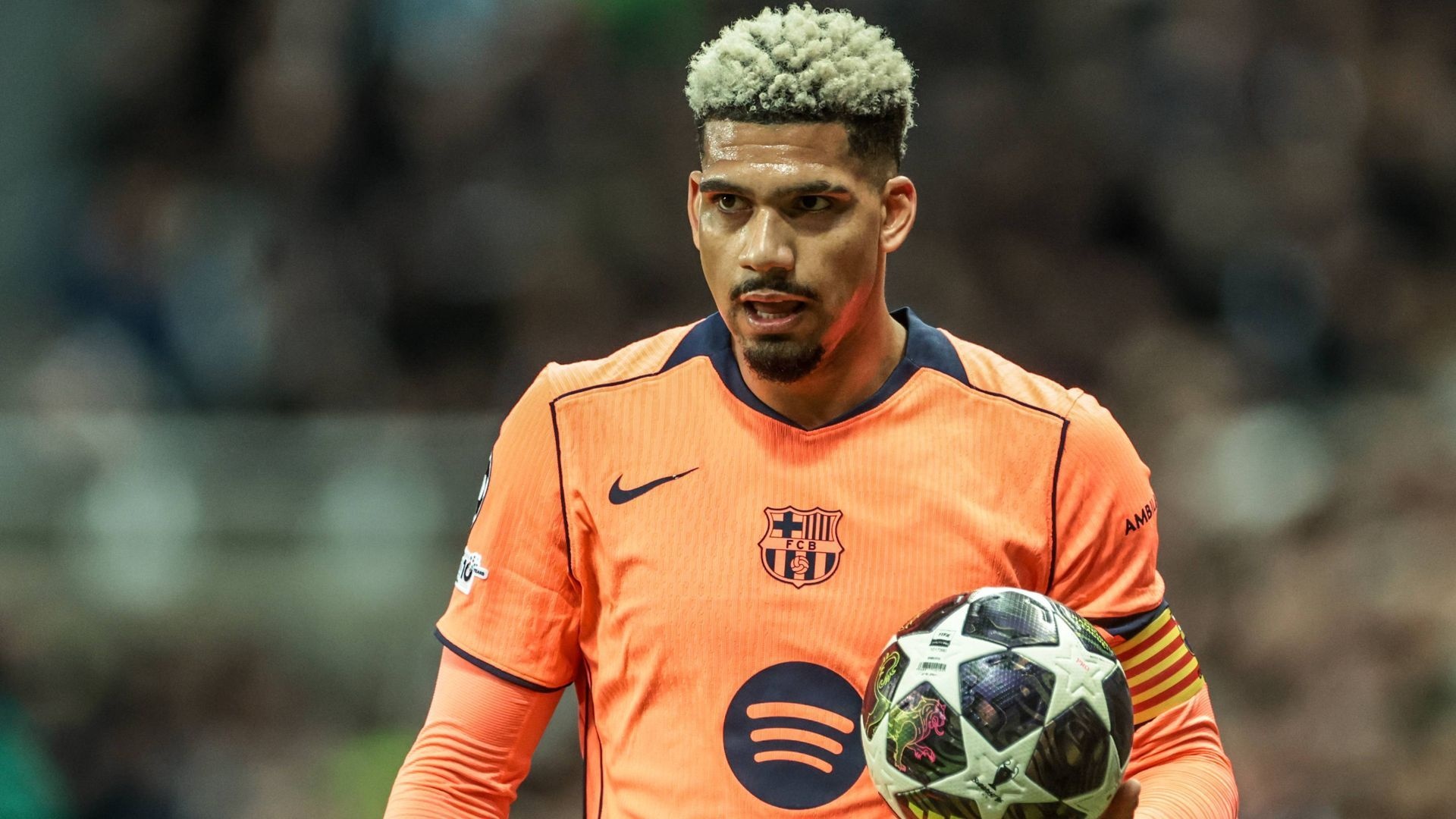 Araujo no quiere irse del Barcelona