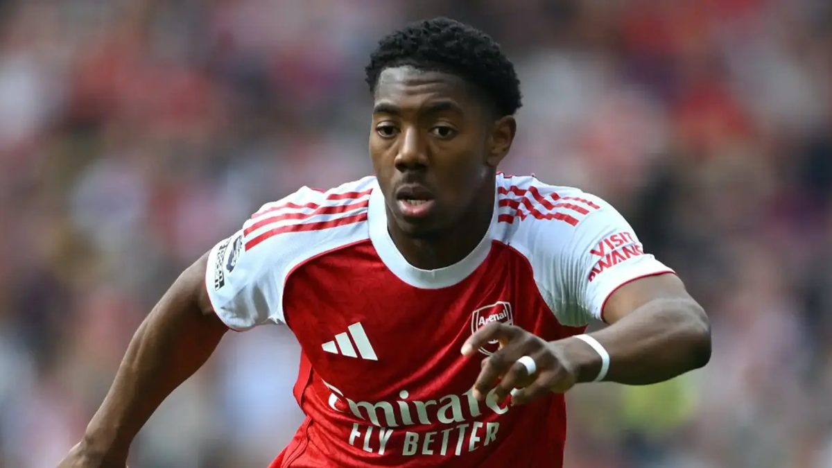 Myles Lewis-Skelly durante un partido con el Arsenal