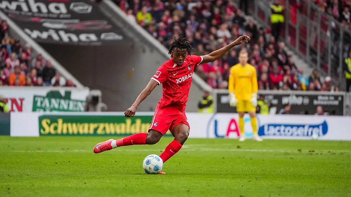 Johan Manzambi durante un partido con el Friburgo