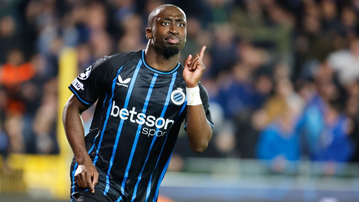 Carlos Forbs celebra un gol anotado con el Brujas