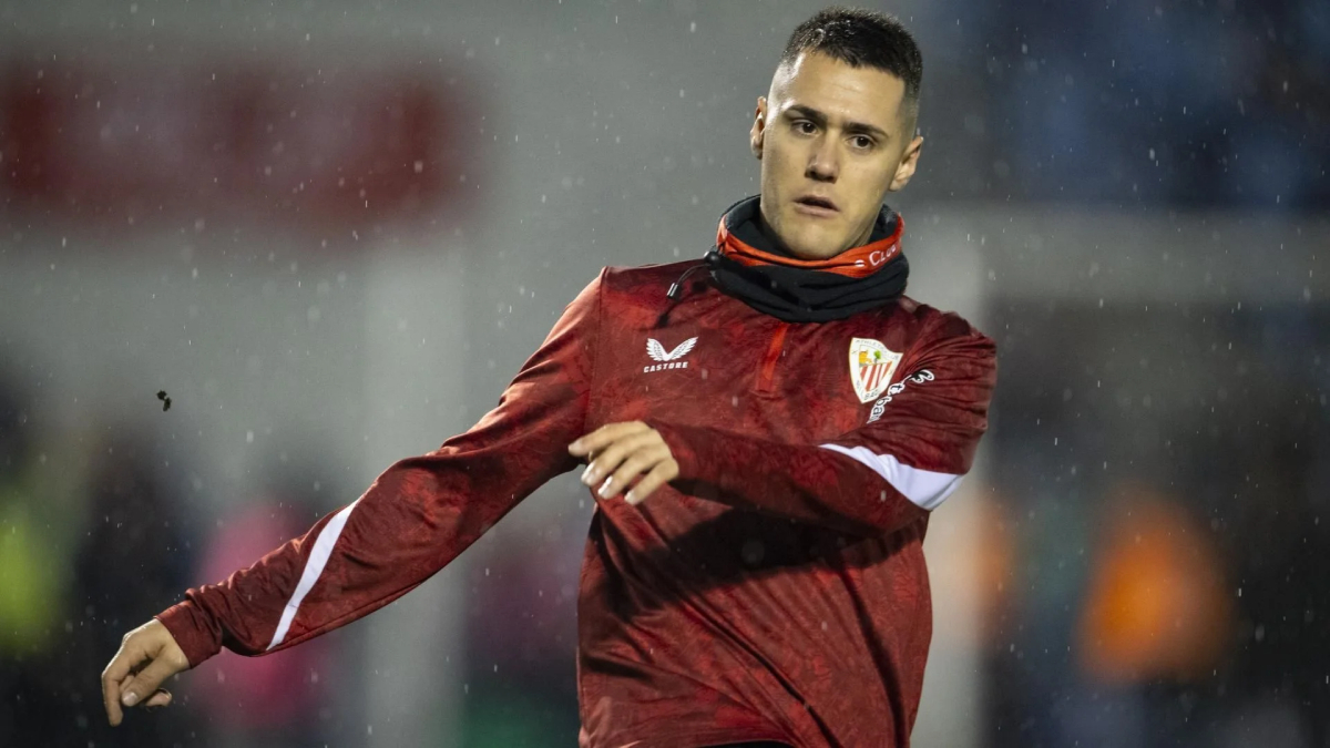 Urko Izeta durante un calentamiento con el Athletic Club