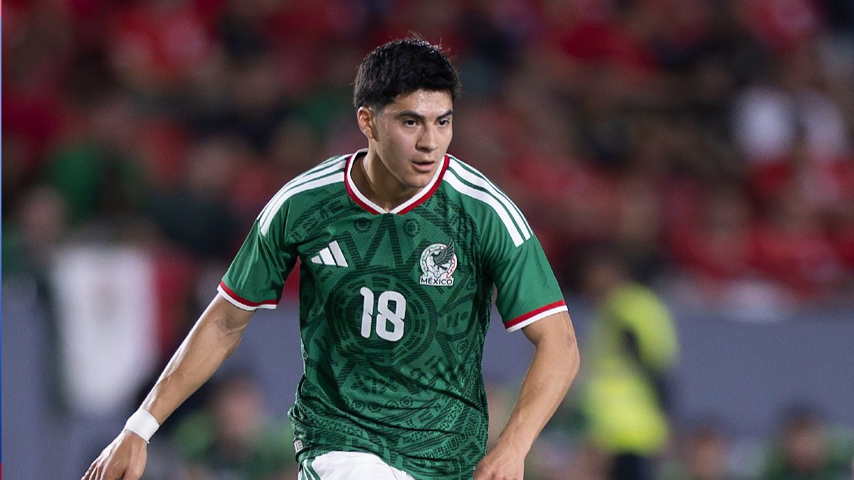 Obed Vargas durante un partido con la selección de México