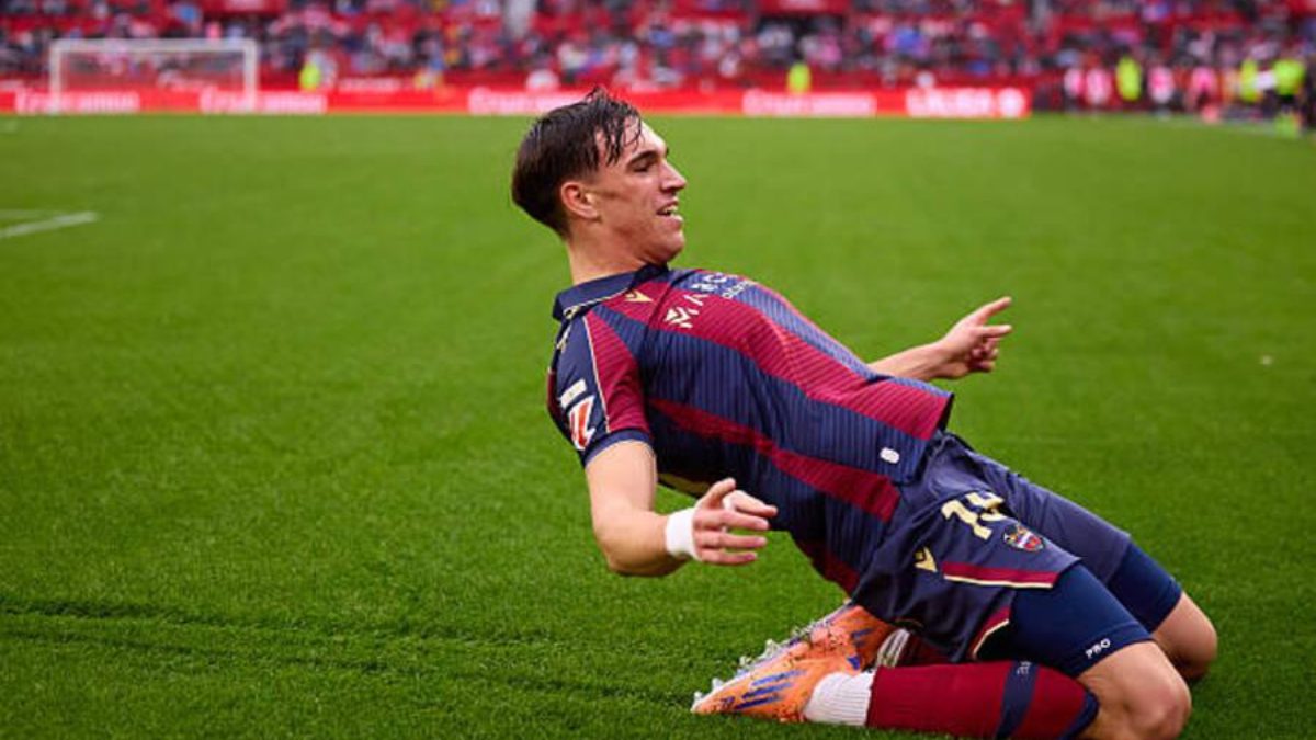 Carlos Espí celebra un gol anotado con el Levante