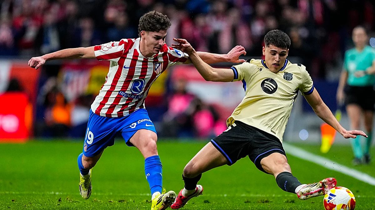 Julián Álvarez y Pau Cubarsí durante un Atlético de Madrid - FC Barcelona