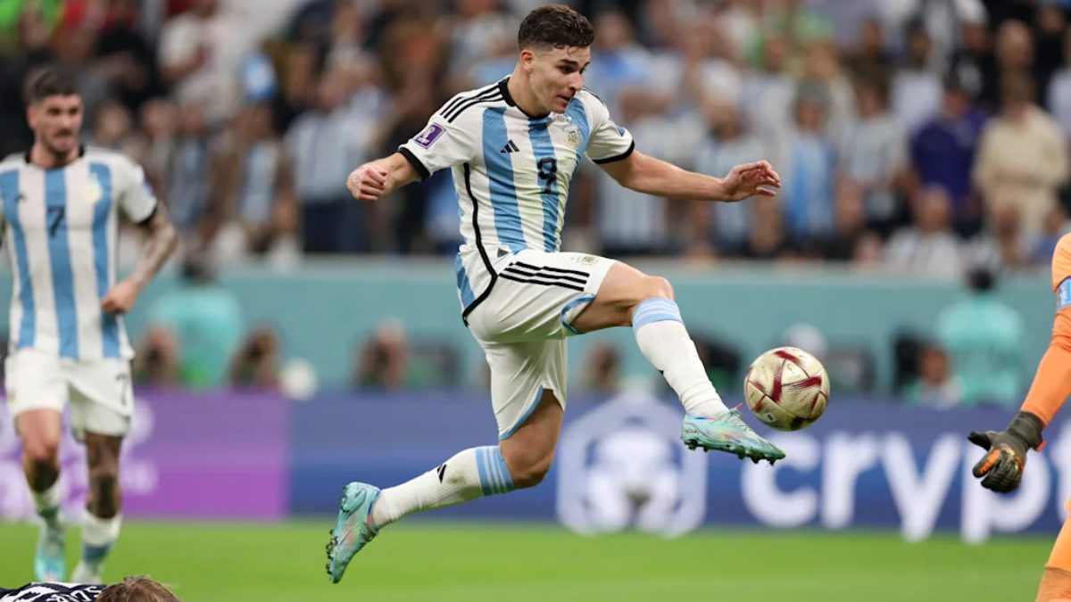 Julián Álvarez durante un partido con la selección de Argentina
