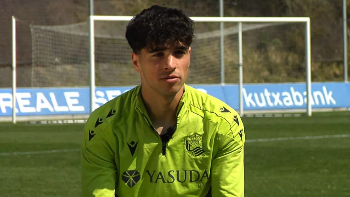 Jon Martín con los colores de la Real Sociedad durante una entrevista