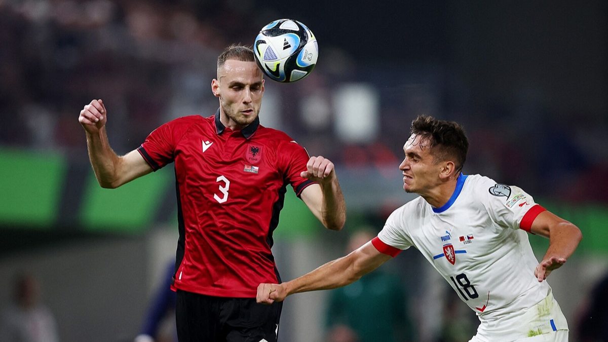 Mario Mitaj durante un partido con la selección de Albania