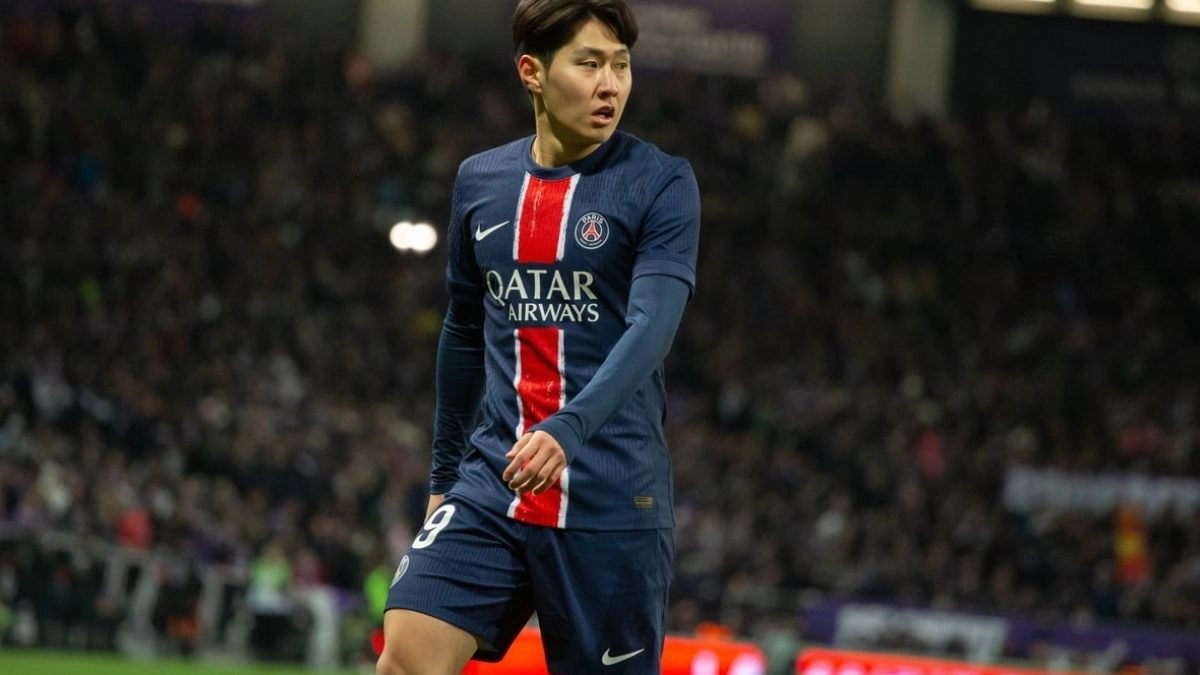 Kang-in Lee durante un partido con el PSG