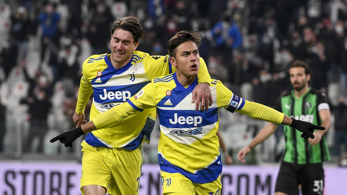 Dusan Vlahovic y Paulo Dybala celebran un gol de la Juventus