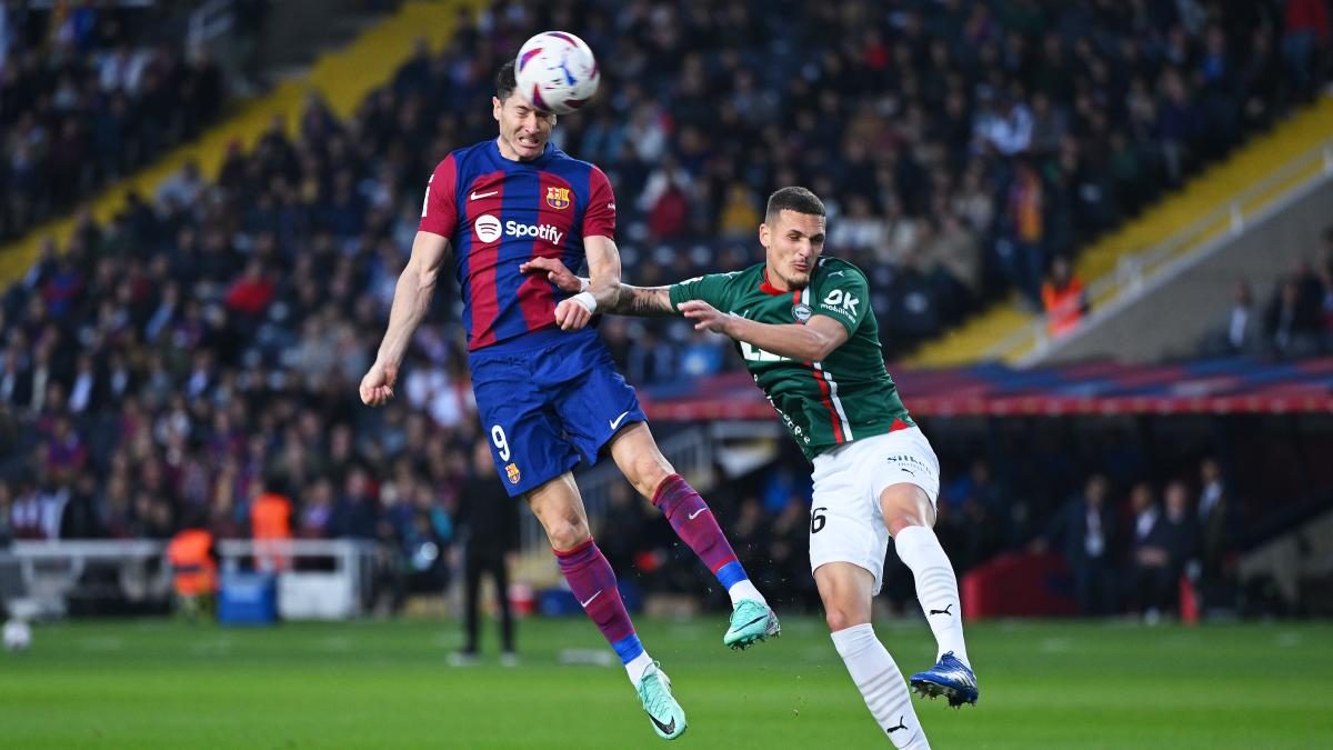 Robert Lewandowski durante un FC Barcelona - Alavés