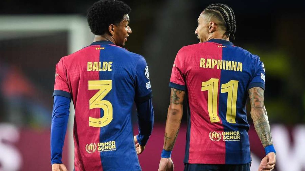 Alejandro Balde junto a Raphinha durante un partido con el FC Barcelona