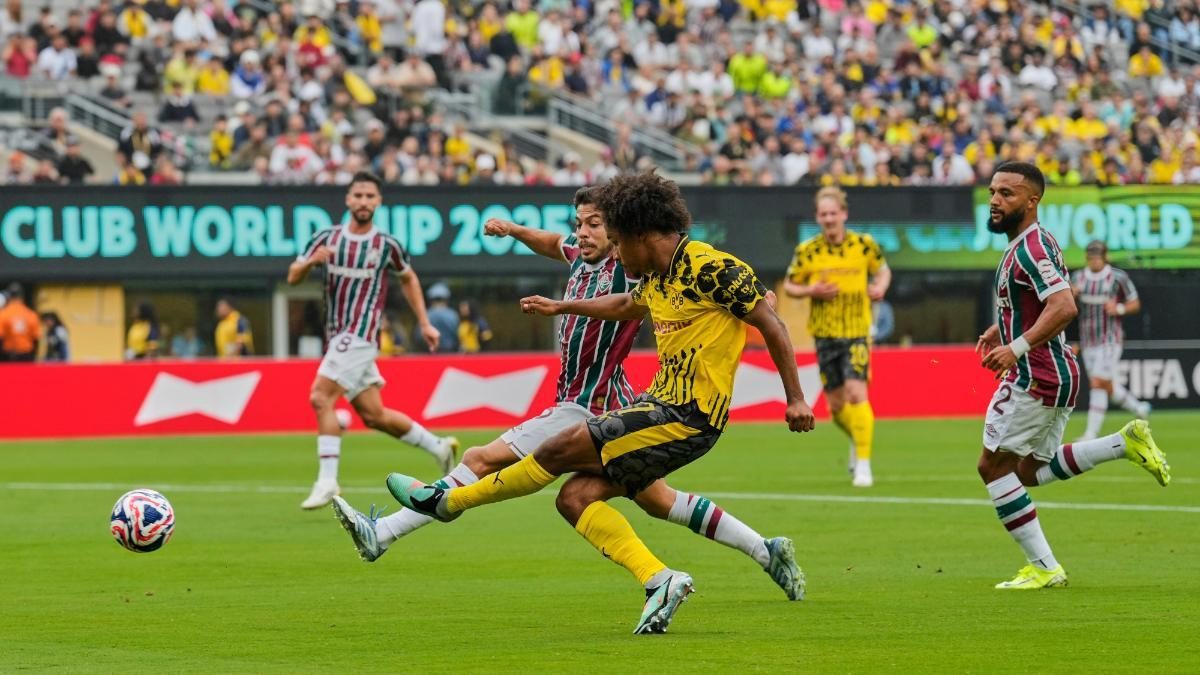 Karim Adeyemi durante un partido con el Borussia Dortmund