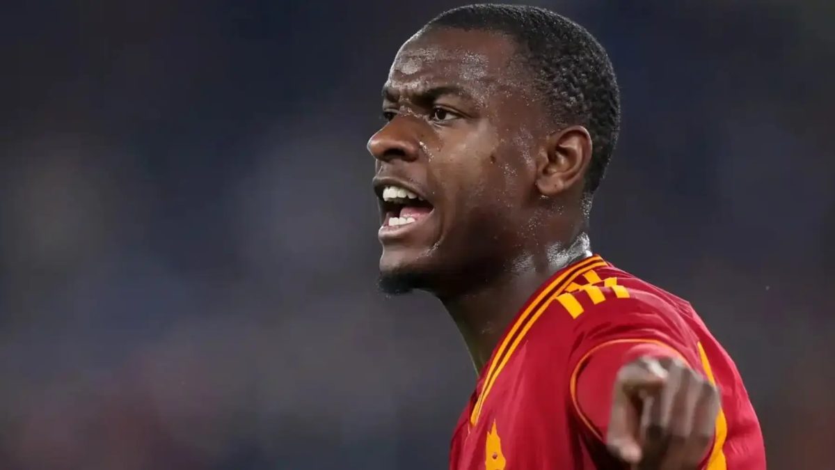 Evan Ndicka durante un partido con la Roma