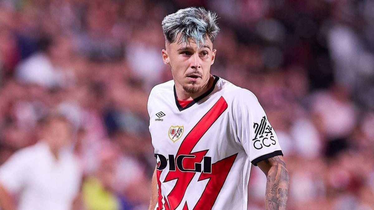 Andrei Ratiu durante un partido con el Rayo Vallecano