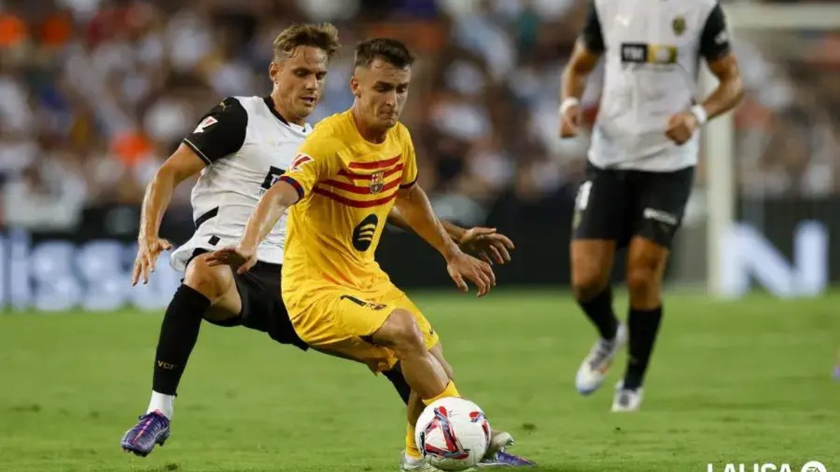 Marc Casadó durante un partido con el Barcelona