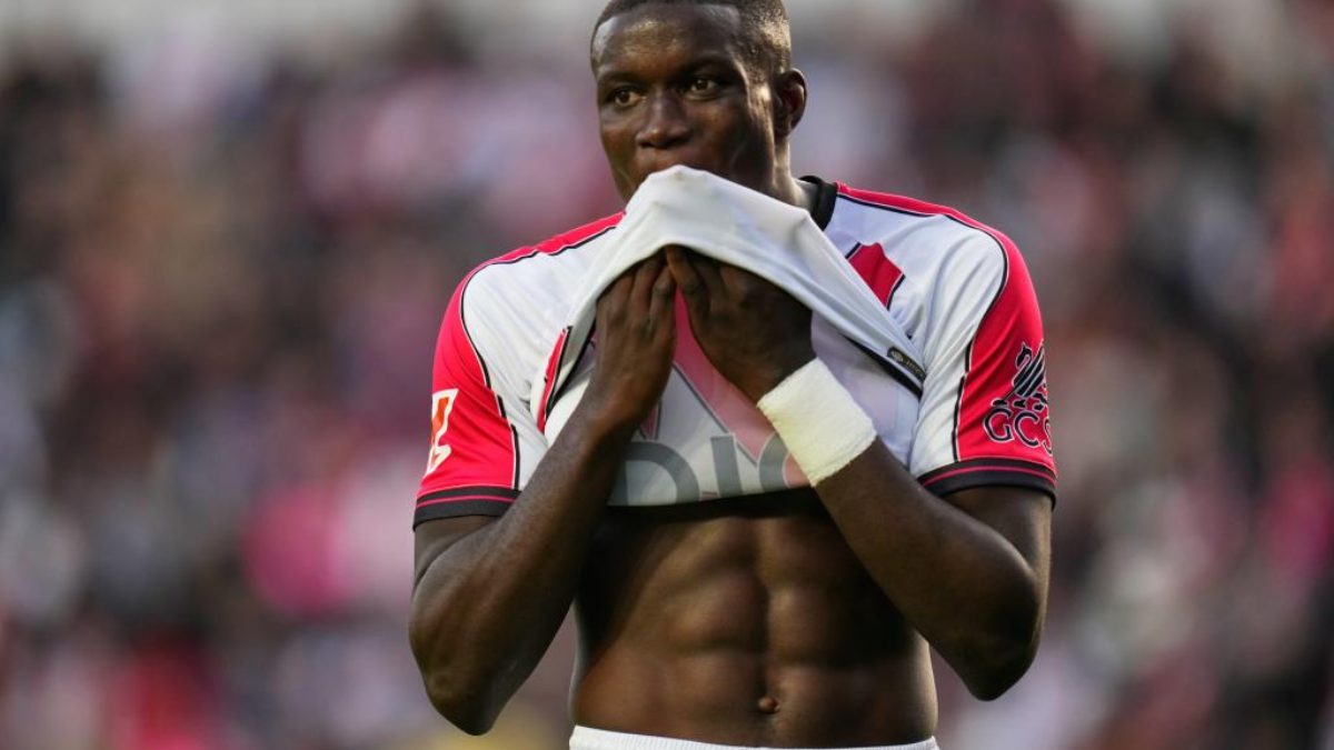 Nobel Mendy durante un partido con el Rayo Vallecano