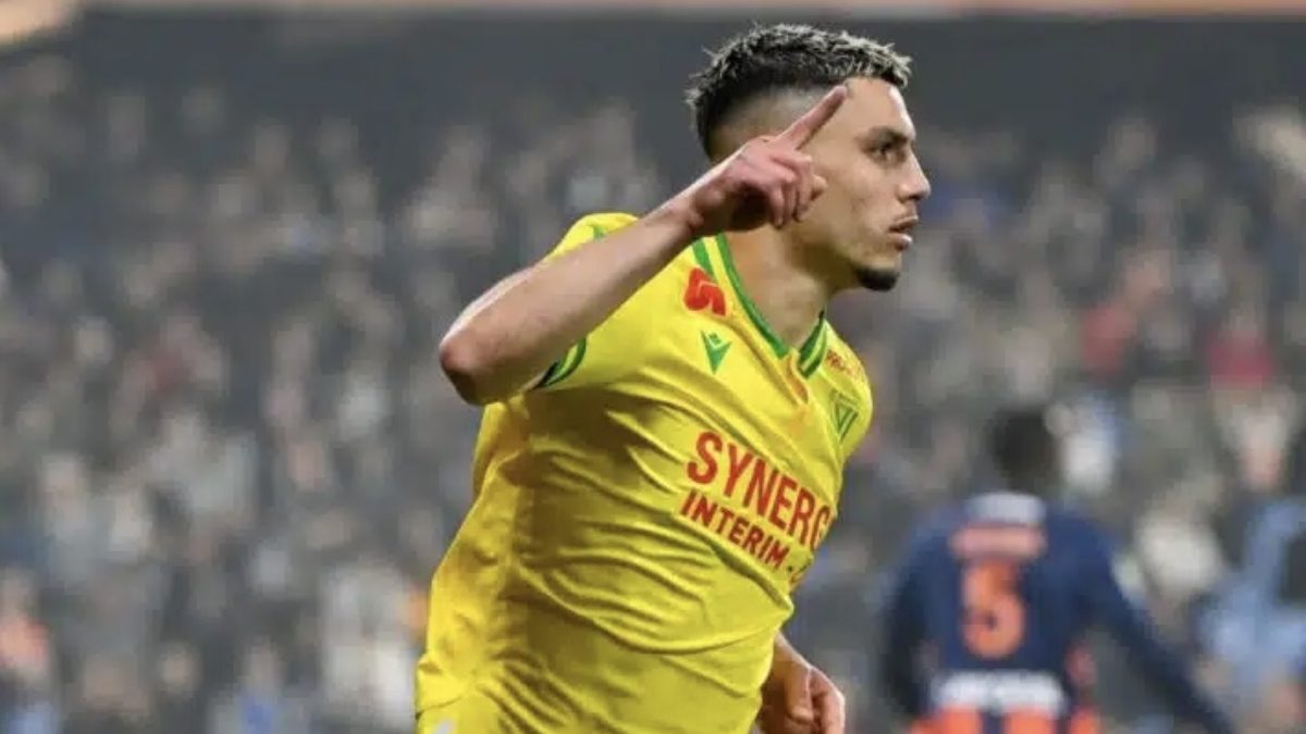 Matthis Abline celebra un gol anotado con el Nantes