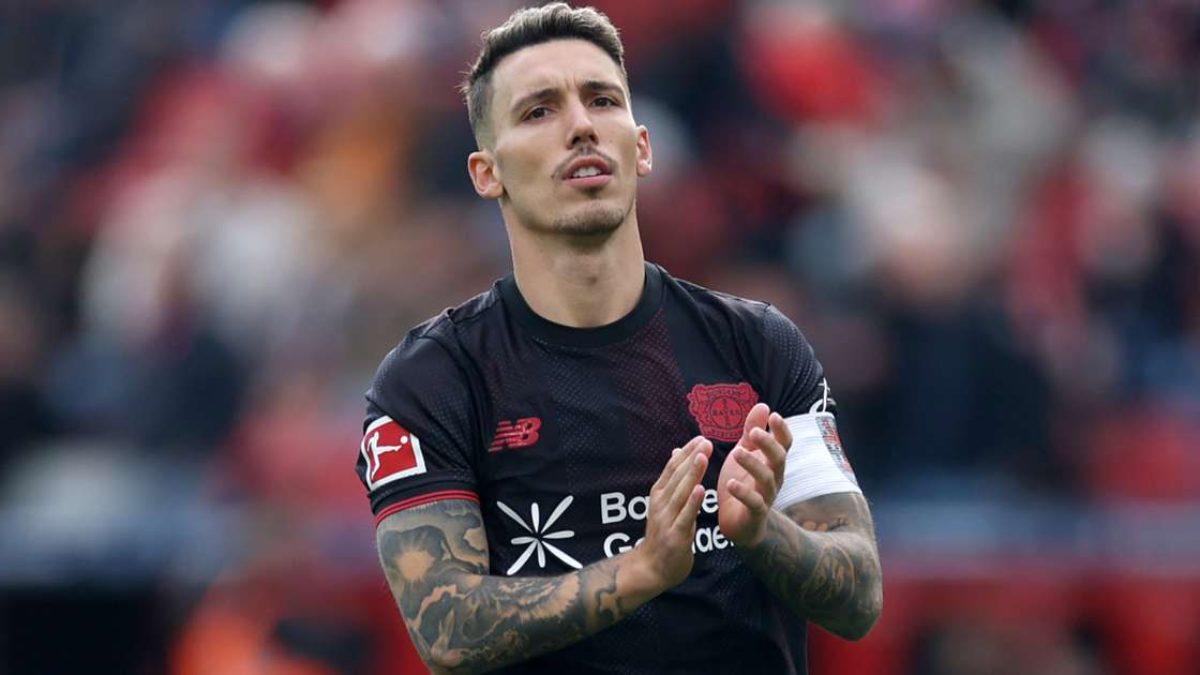 Grimaldo durante un partido con el Bayer Leverkusen