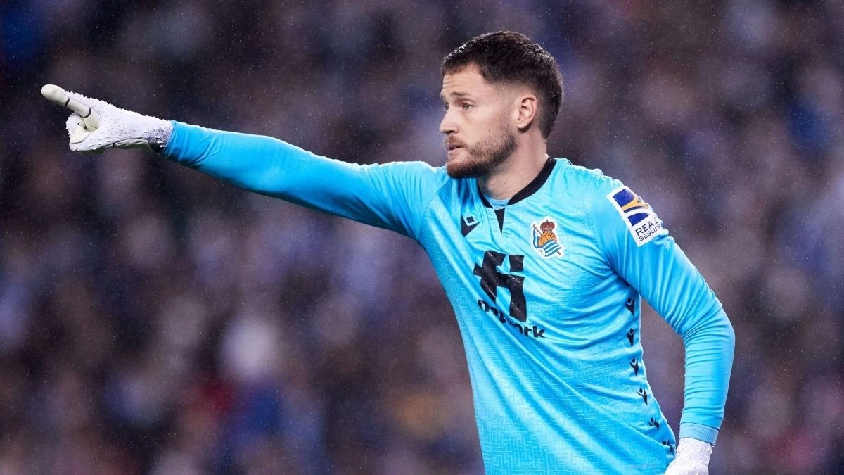 Álex Remiro during a match with Real Sociedad