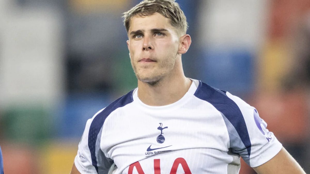 Micky van de Ven durante un partido con el Tottenham